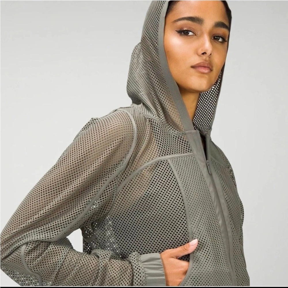 Lululemon Women's Relaxed Fit Mesh Hooded Jacket Sz 10 Sage green fits like a M
